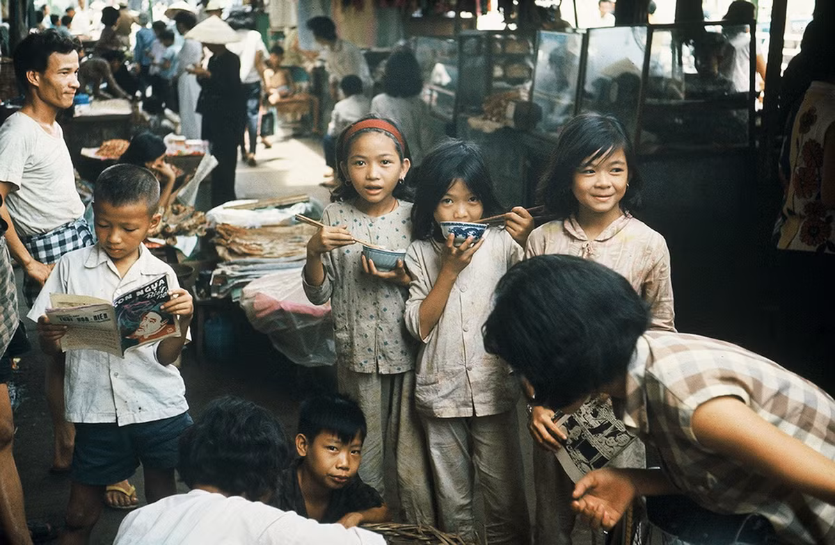 Trẻ em trong mọt khu chợ ở Sài Gòn năm 1966. Ảnh: Geheugenvannederland.nl