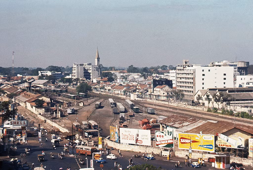 Toàn cảnh ga Sài Gòn năm 1965, nhìn từ một cao ốc đầu đường Hàm Nghi. Ảnh tư liệu.
