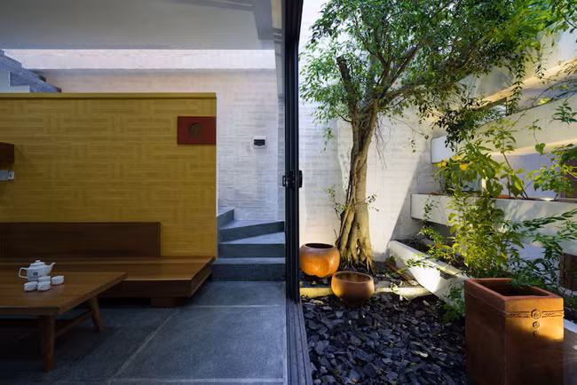 Các khoảng trống được bố trí xen kẽ giữa 3 khối nhà đảm bảo sự trong lành, thoáng đãng cho không gian sống.
