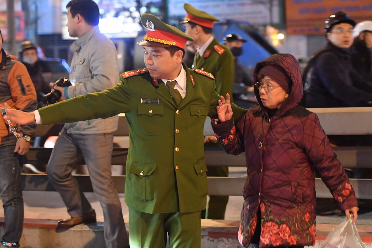 Để đảm bảo an ninh trật tự, giao thông và cháy nổ cho buổi lễ, công an quận Đống Đa đã chủ động phương án, phân công nhiệm vụ cho các lực lượng sẵn sàng cho các buổi lễ tại chùa Phúc Khánh.