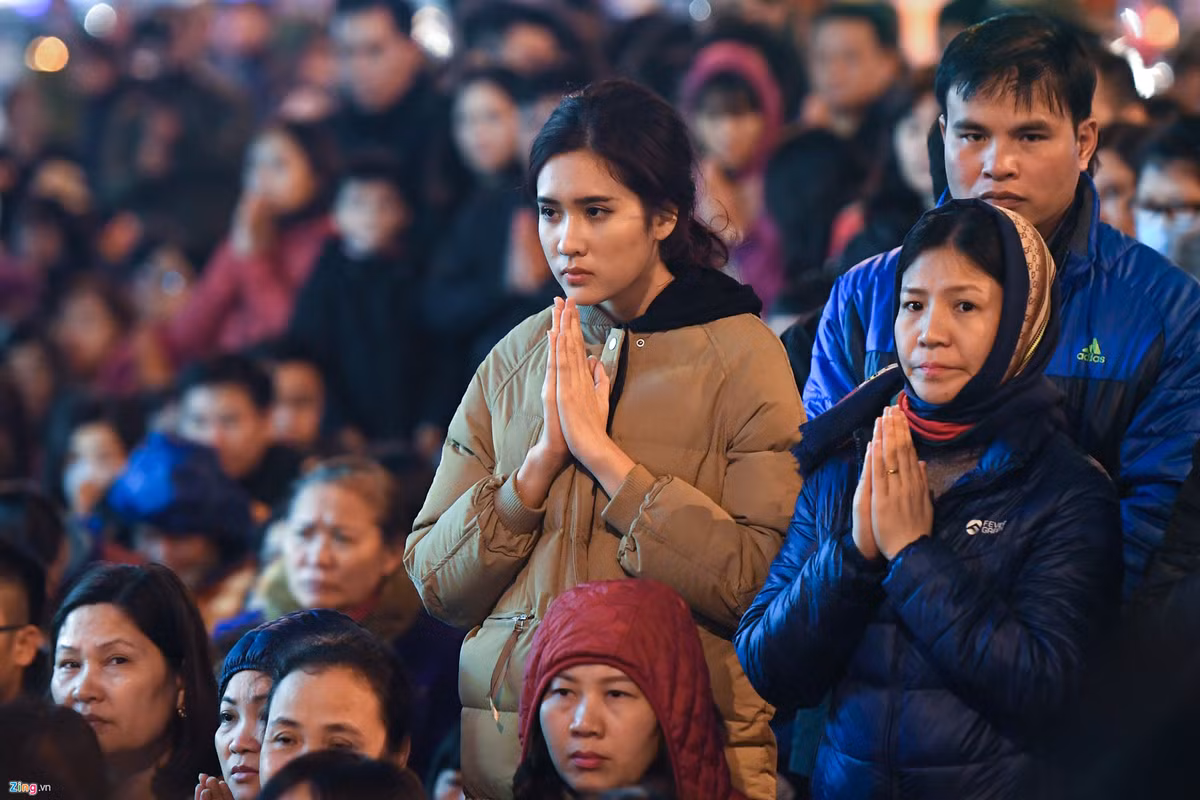 Đúng 19h, lễ khoá sau La Hầu bắt đầu, hàng nghìn phật tử và du khách chắp tay hành lễ, lắng nghe lời tụng kinh của sư thầy nhà chùa. Nhiệt độ ngoài trời 16 độ C, khá lạnh.