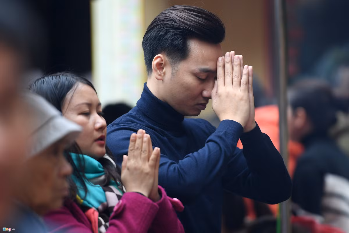 Nghệ sĩ hài Thành Trung cũng có mặt từ sớm trong buổi chiều thành tâm làm lễ.