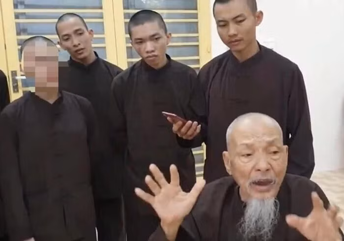 Lộ diện hình ảnh mới nhất của 'thầy ông nội' Lê Tùng Vân - Hình 3 Lo dien hinh anh moi nhat cua 'thay ong noi' Le Tung Van-Hinh-3