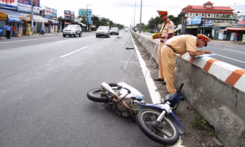 Trong lúc lực lương Công an đang khám nghiệm hiện trường, xử lý vụ TNGT nghiêm trọng thì người của 2 cơ sở mai táng lao vào hỗn chiến để...dành xác! (ảnh minh họa).