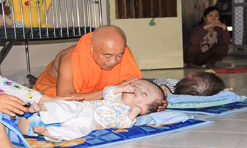 Hòa thượng Thích Thiện Chiếu bên những đứa trẻ bất hạnh được chăm nuôi tại chùa.