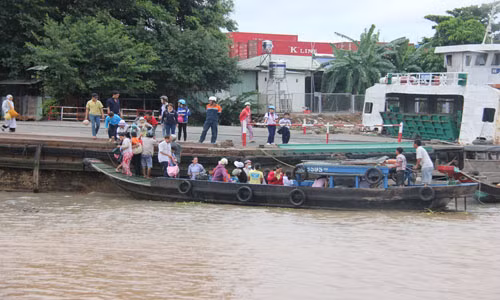 Nhiều người bất chấp thời tiết nguy hiểm, nước sông dân cao cố thuê ghe, đò để vượt sông.