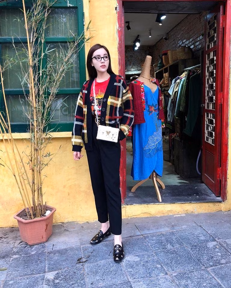 Những kiểu áo len như cardigan, sweater dáng thụng tưởng chừng đơn giản nhưng dưới bàn tay mix đồ của Kỳ Duyên, outfit lúc nào cũng đạt điểm 10 về độ xịn mịn. Đặc biệt không thể thiếu điểm nhấn là phụ kiện đắt đỏ từ Gucci, Dior,...