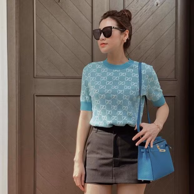 Công thức mix áo len cộc tay với quần giả váy ngắn của Á hậu Tú Anh vốn rất đơn giản nhưng diện lên thì thực sự trẻ trung, sành điệu.