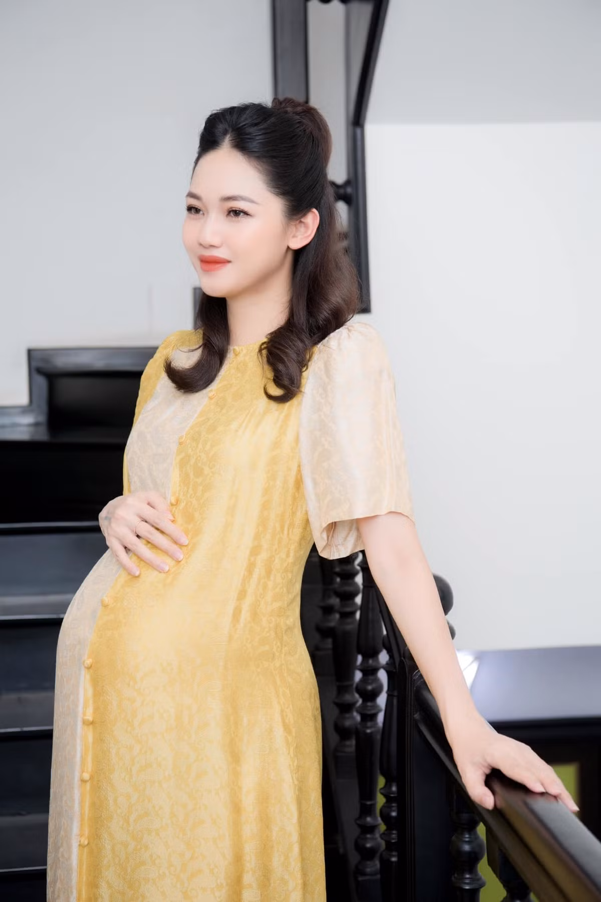 Á hậu Thanh Tú tranh thủ đi ăn sinh nhật trước khi sinh em bé.