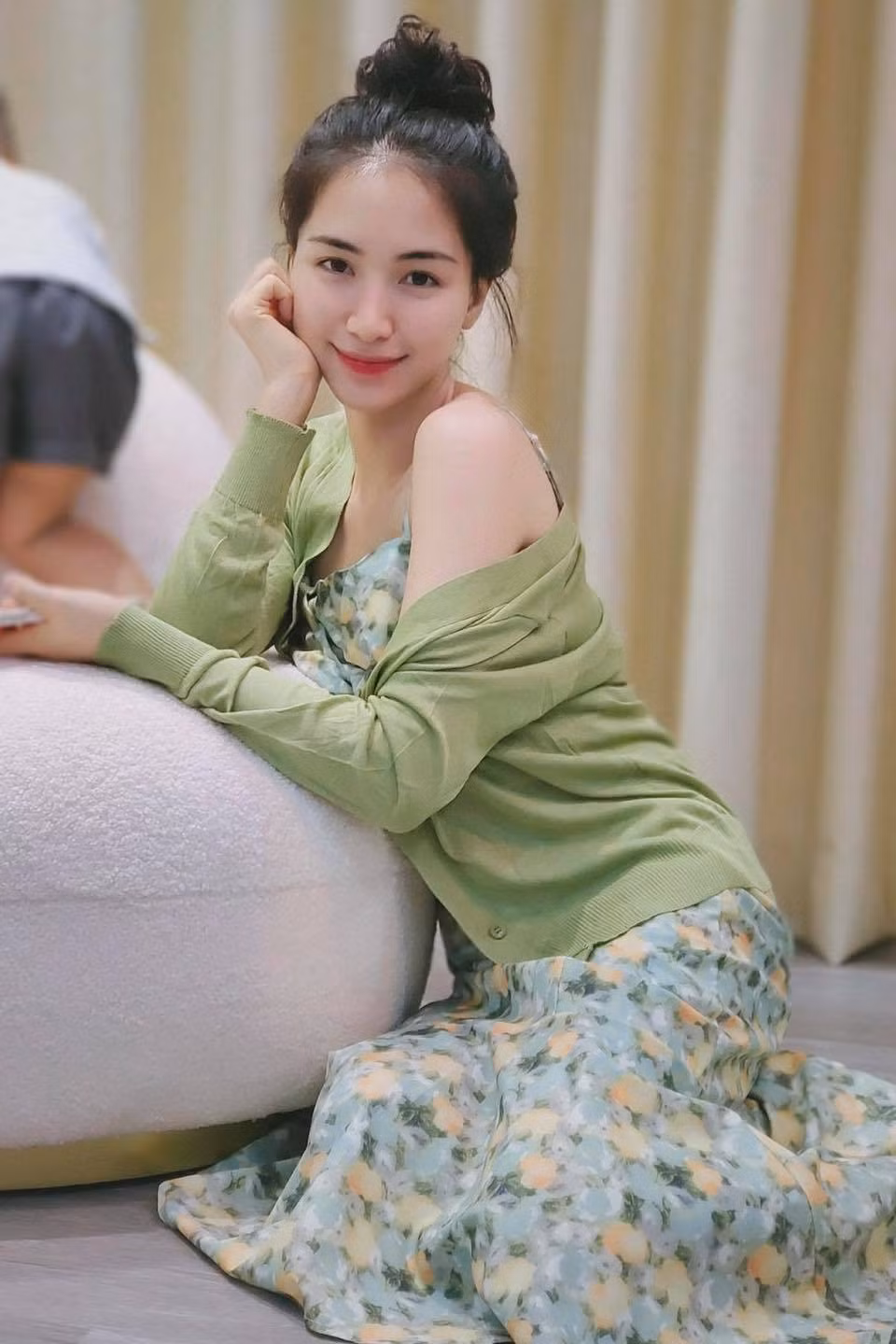 Hòa Minzy khoe vai gầy gợi cảm.