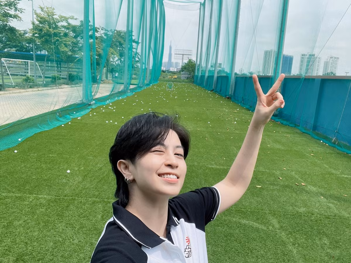 Gil Lê selfie đáng yêu ngoài sân tập.