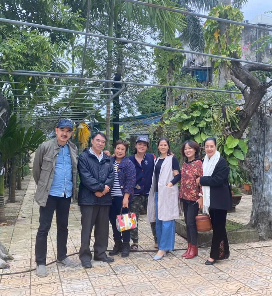 Nghệ sĩ Chiều Xuân cùng những bạn bè thân thiết tới thắp hương tại nhà cố nghệ sĩ Giang Còi.