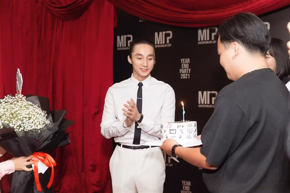 Song gây chú ý nhất vẫn chính là gu thời trang gây "hoang mang". Đơn cử như style sơ vin cà vạt của Sơn Tùng bỗng nhiên rần rần trở lại trên cõi mạng, gây ra luồng tranh cãi cực mạnh.