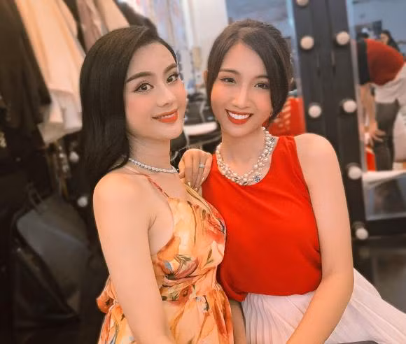 Nhật Hà đọ sắc "một chín, một mười" cùng Lâm Khánh Chi. Giọng ca chuyển giới cũng được khen ngợi trẻ trung ngang ngửa đàn em dù hơn 19 tuổi.