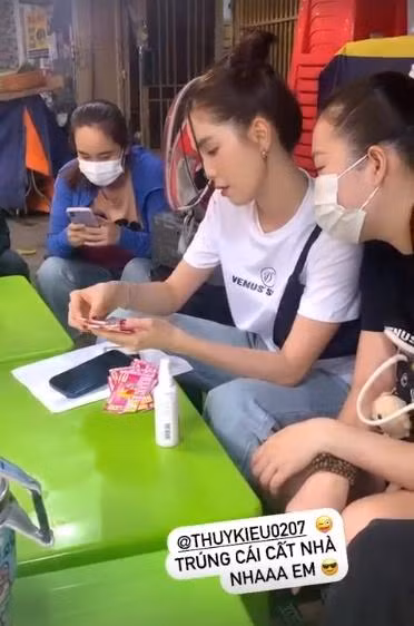 Ngọc Trinh còn mua vé số ủng hộ một người bán hàng rong...