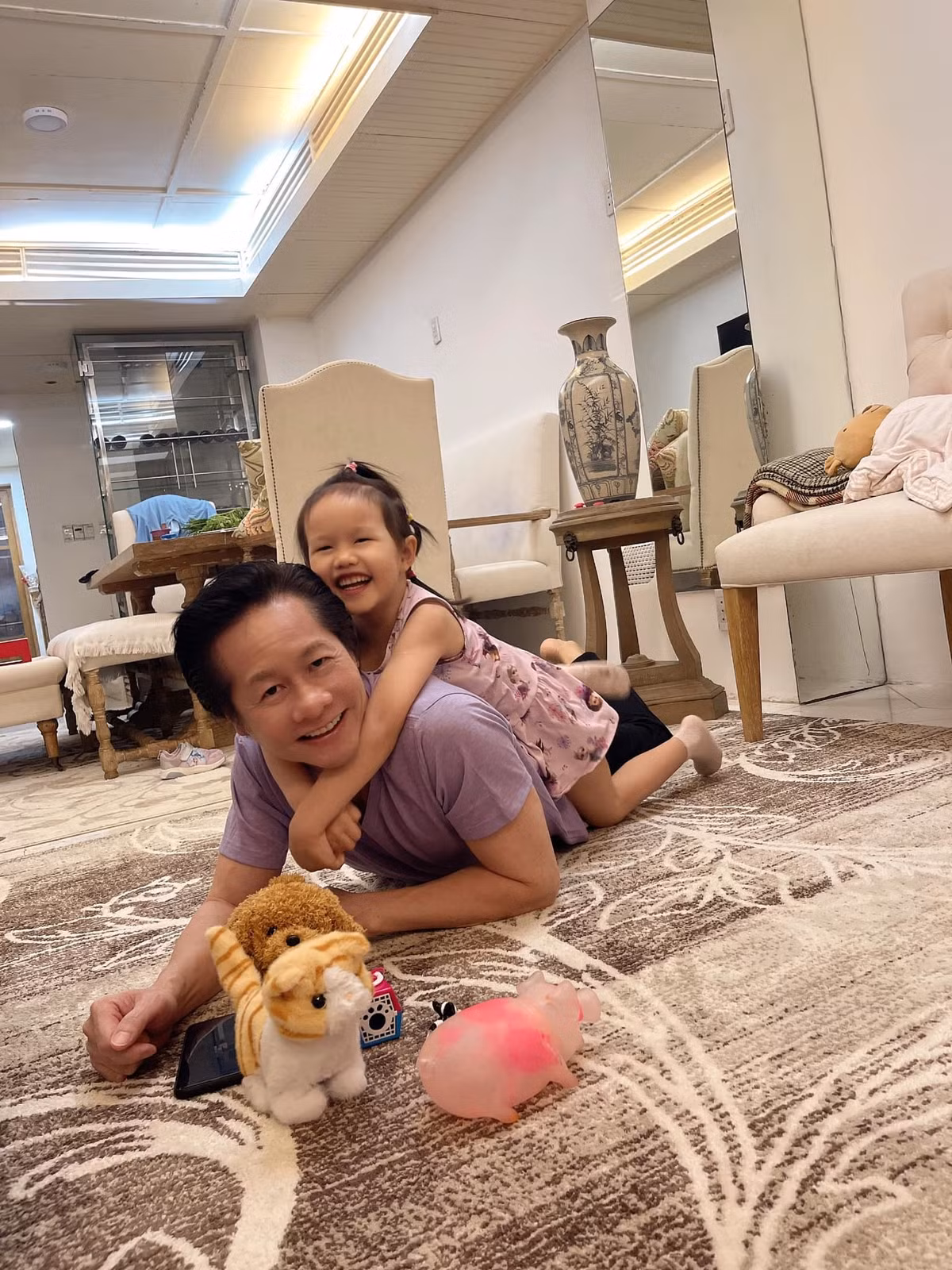  Phan Như Thảo hạnh phúc khi ngắm chồng con vui đùa.