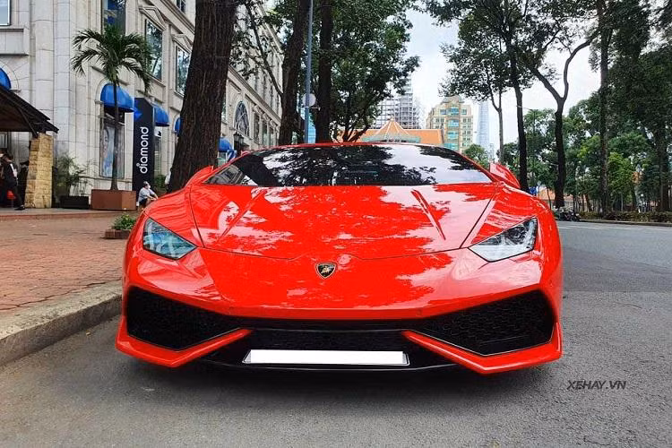 Chiếc Lamborghini Huracan LP610-4 với màu đỏ tươi Rosso Mars chính hãng này thuộc sở hữu của chồng ca sĩ Di Băng. Phiên bản này được đồn đoán khoảng 15 tỷ đồng.