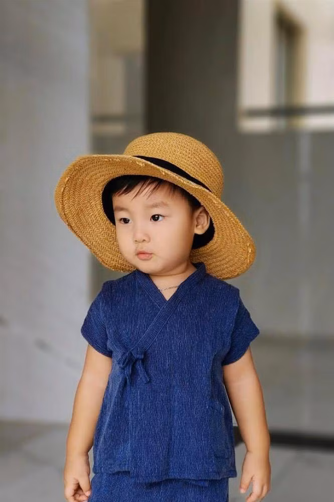 Con trai Hòa Minzy sở hữu ngoại hình rất giống bố Minh Hải, đặc biệt là đôi mắt.
