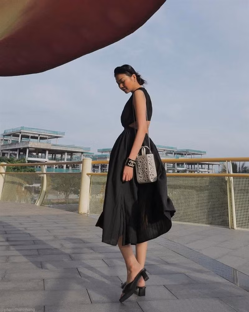 Thanh Hằng toát lên vẻ thanh lịch nhưng không kém phần quyến rũ với chiếc đầm đen midi, có thiết kế khoét eo tinh tế. Phụ kiện băng đô và túi xách mini càng góp phần tôn lên vẻ duyên dáng cho diện mạo của cô nàng.