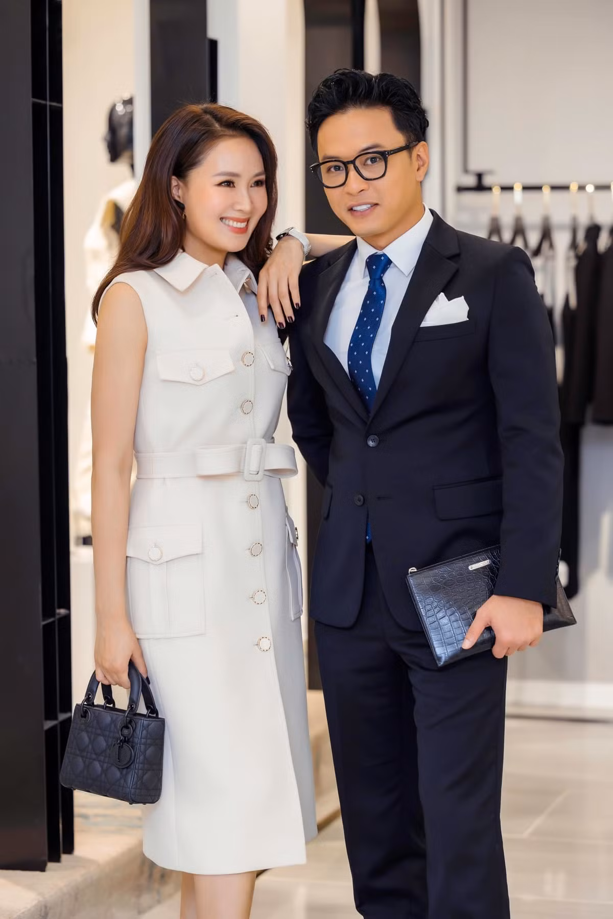 Đi sự kiện cùng Hồng Đăng, Hồng Diễm hài hước viết trên trang cá nhân: "Nghe nói anh Đức xoăn của Thương ngày nắng về sắp làm mưa làm gió trên màn ảnh. Hôm qua tóm được anh ý phải xin chụp ngay mấy kiểu ảnh, không mấy bữa nữa anh ý hót quá lại khó đến gần".