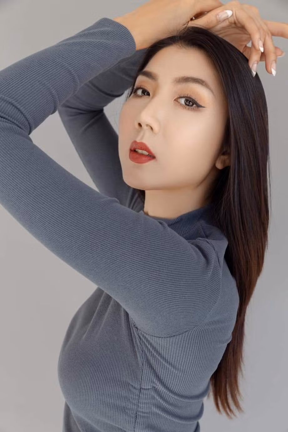 "Có những áp lực mà khi kinh doanh tôi mới cảm nhận hết được. Khi chuẩn bị qua chiếc thuyền lớn với sóng lớn tôi một chút sợ hãi, hoang mang. Trước giờ tôi an toàn nhiều nhưng khi đại dịch diễn ra quá nhiều thay đổi có lẽ không phải mình tôi những quyết định mình phải nhanh và mạo hiểm hơn", Ngọc Quyên tâm sự trên trang cá nhân.