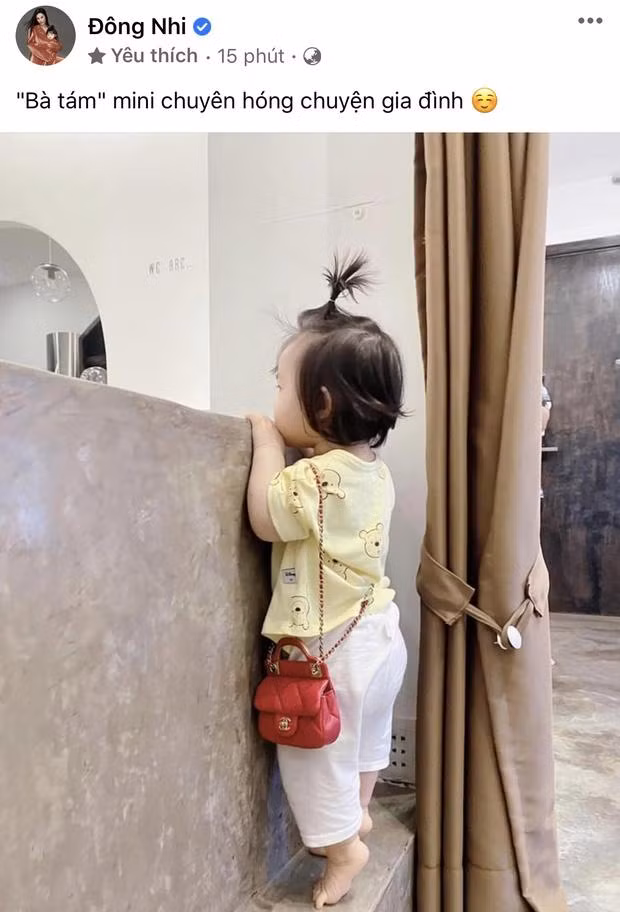 br/> Mới đây, Đông Nhi lại tiếp tục chia sẻ hình ảnh con gái Winnie với dòng trạng thái: "Bà tám mini chuyên hóng chuyện gia đình". Ngoài hành động đu tường "hóng hớt", bé Winnie còn gây chú ý với chiếc túi Chanel bé xíu màu hồng đeo trên người. Không cần lộ mặt, Winnie nhanh chóng đốn tim dân mạng với body bụ bẫm cực kỳ đáng yêu.