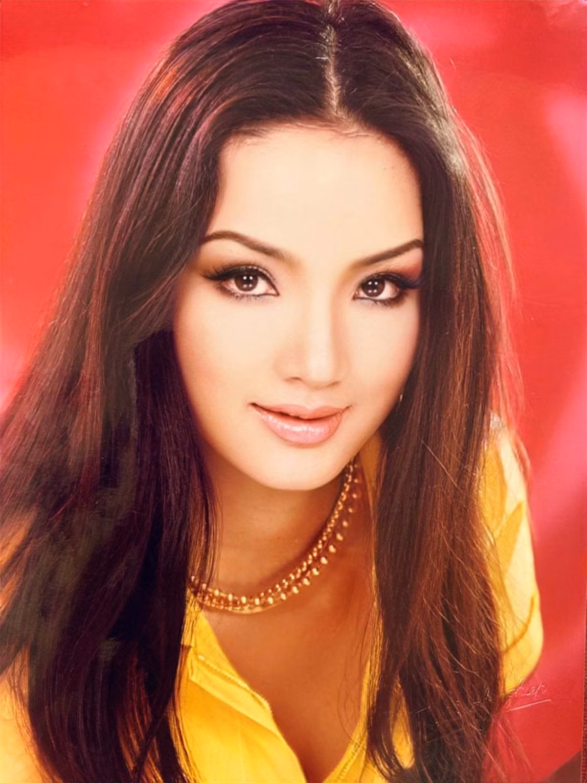 Sao Việt hôm nay 9/10: Hoa hậu Giáng My chia sẻ ảnh thời trẻ với mốt lông mày cong. "Mốt make up lúc bấy giờ đậm hơn thời nay, phong cách thể hiện là cool, ngầu. Thấm thoát đã 23 năm với bao đổi thay. Nhờ FB lưu giữ những kí ức đẹp này", Hoa hậu Giáng My chia sẻ.