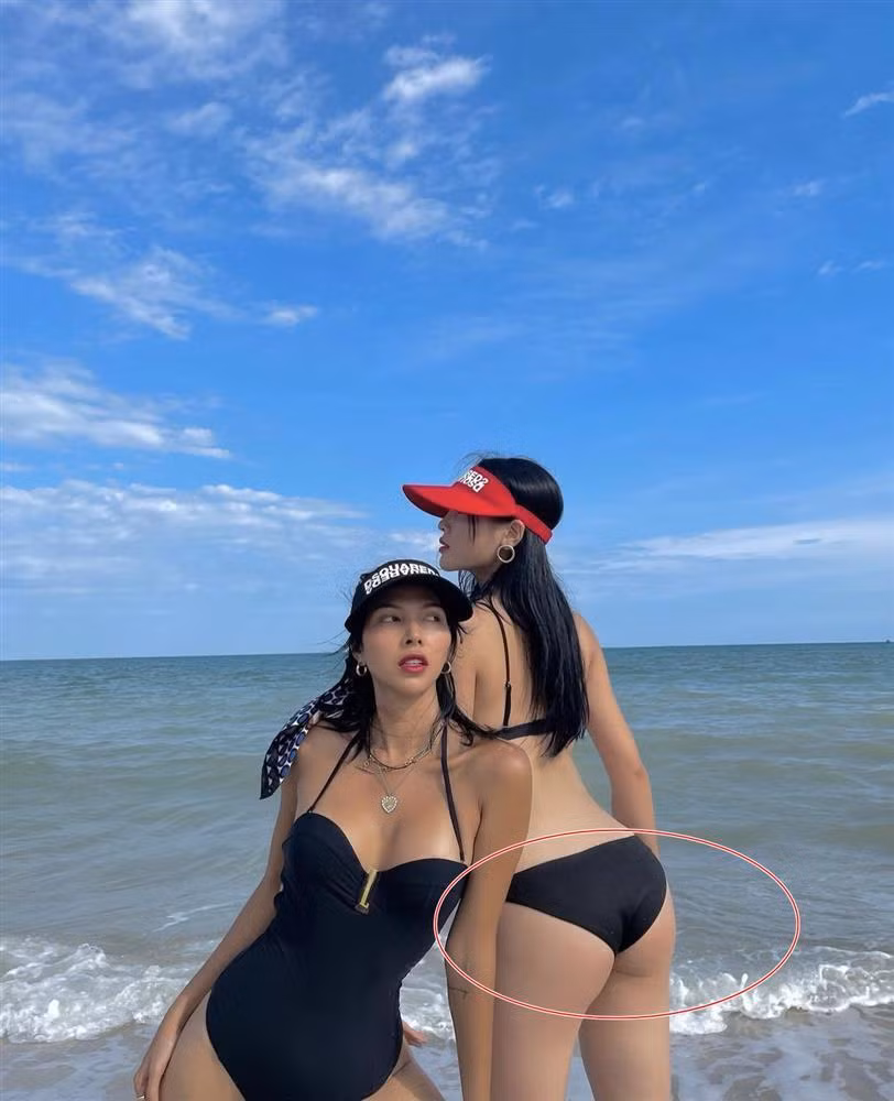 Không rõ có sự "can thiệp" của photoshop hay không nhưng trong bức ảnh diện bikini từ tháng 4, body người đẹp vẫn khá hoàn hảo với vòng 3 căng tròn.