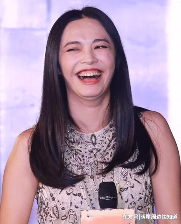 Hình ảnh Diêu Thần cười hở lợi với nọng cằm to tướng còn bị dân mạng xứ Trung chế thành meme luôn đấy.