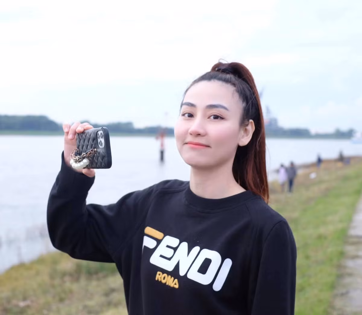 Ngân Khánh tự nhận "sổ sữa".