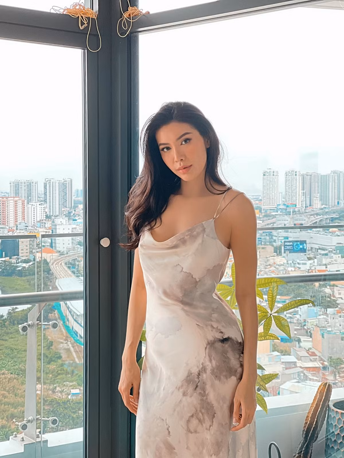 Minh Tú diện đầm hai dây khoe eo thon.