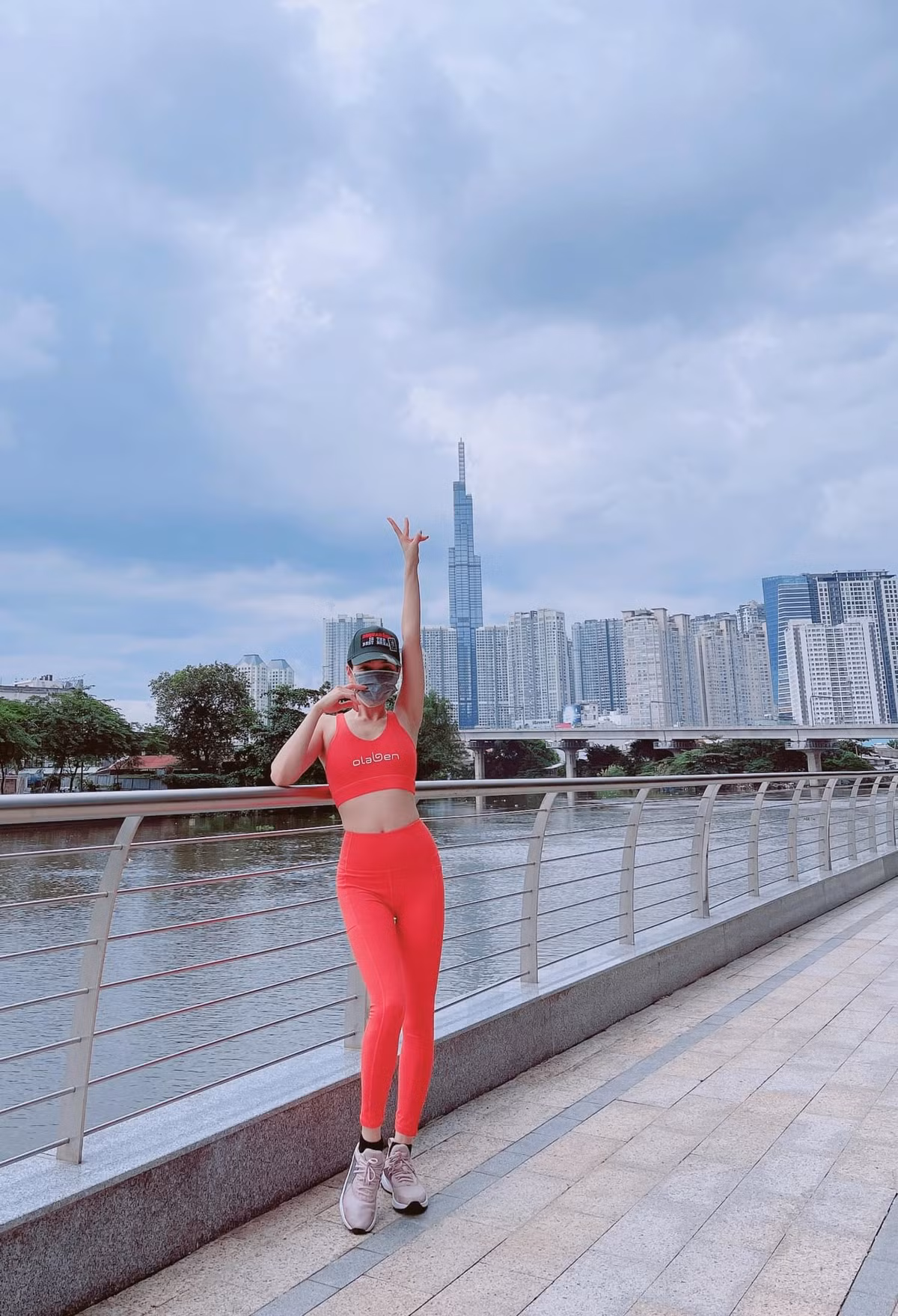 Sao Việt Lệ Quyên khoe eo thon khi đi chạy bộ.