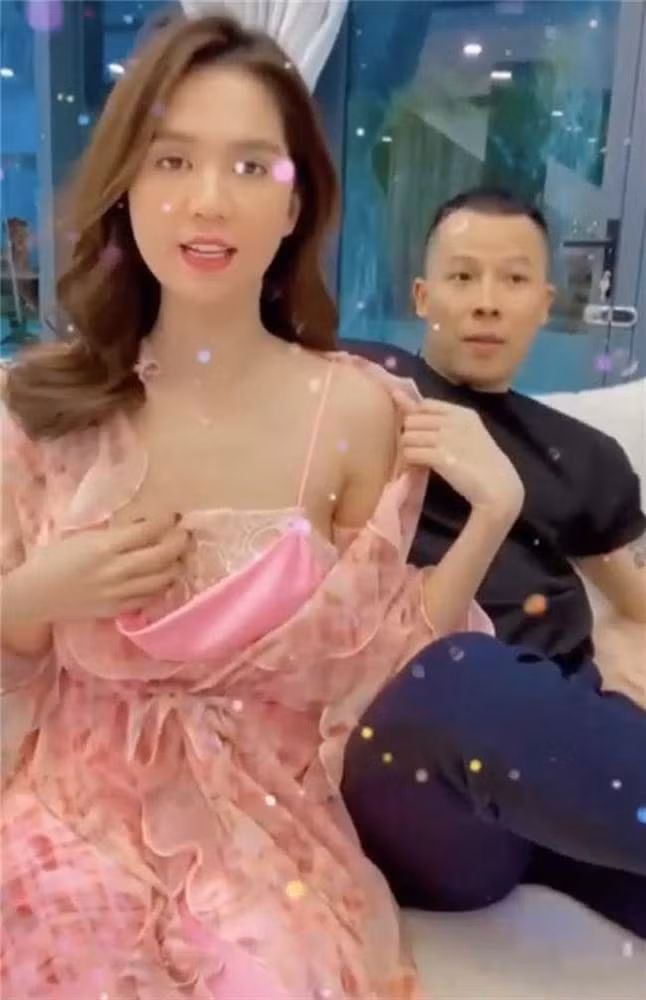 Đây không phải lần đầu tiên Ngọc Trinh mặc đồ ngủ để livestream. Trước đó, khi quay các video ngắn có nội dung vui vẻ, Ngọc Trinh còn kéo trễ áo khoe làn da trắng nõn nà mặc kệ Vũ Khắc Tiệp đang ngồi phía sau. Khoảnh khắc vô tư của "nữ hoàng nội y" khiến người xem đỏ mặt.
