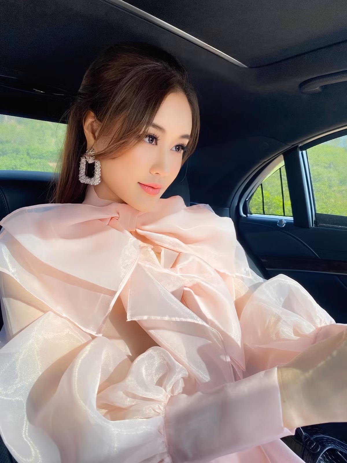 Ca sĩ Maya xinh đẹp mặn mà.