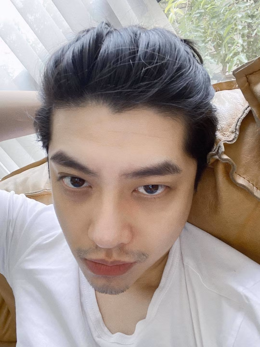 Noo Phước Thịnh selfie với khuôn mặt gầy rộc.