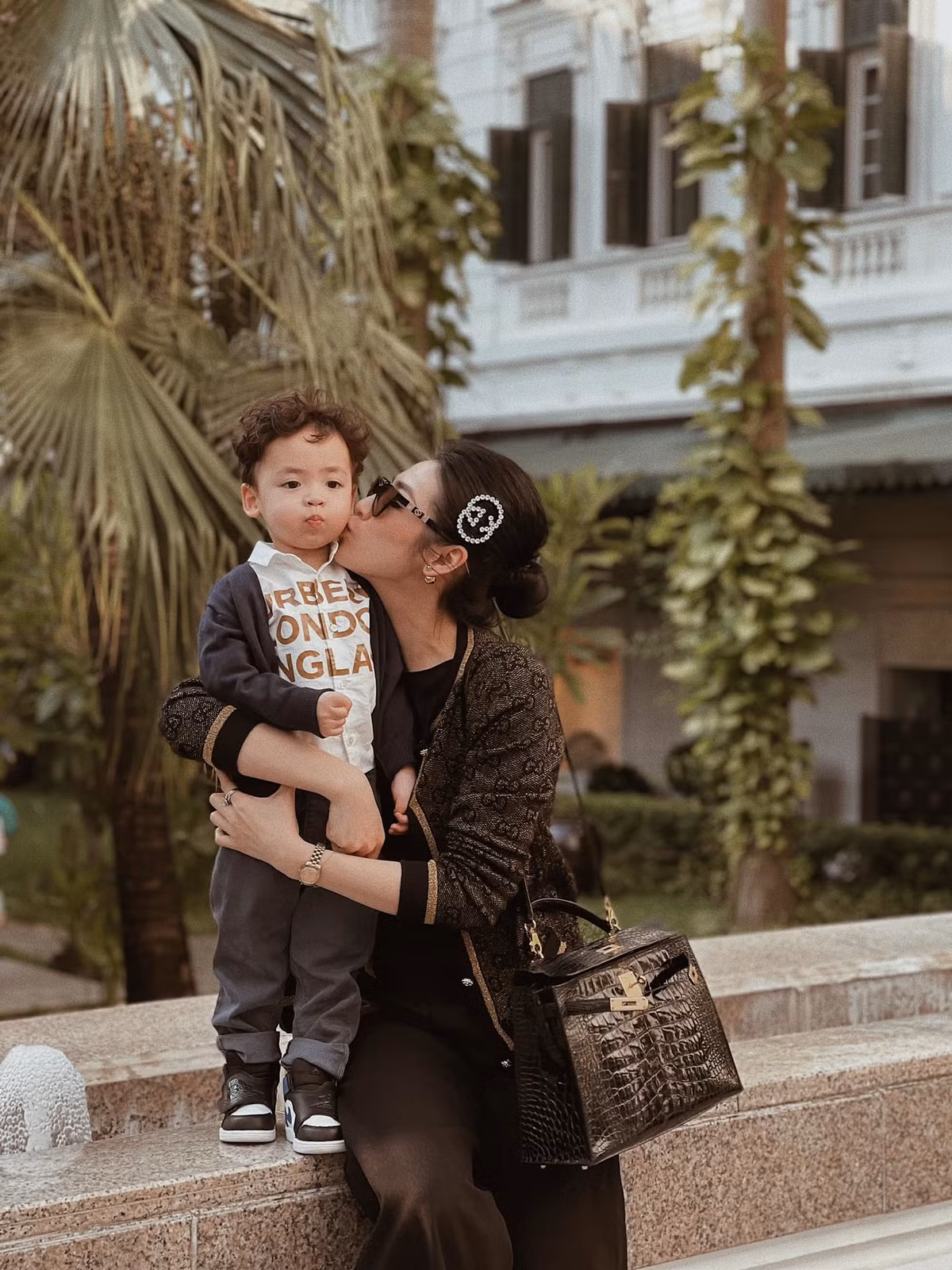 "Một chiều cuối thu, nghe nắng trong tim mình", Á hậu Tú Anh hạnh phúc bên con trai.