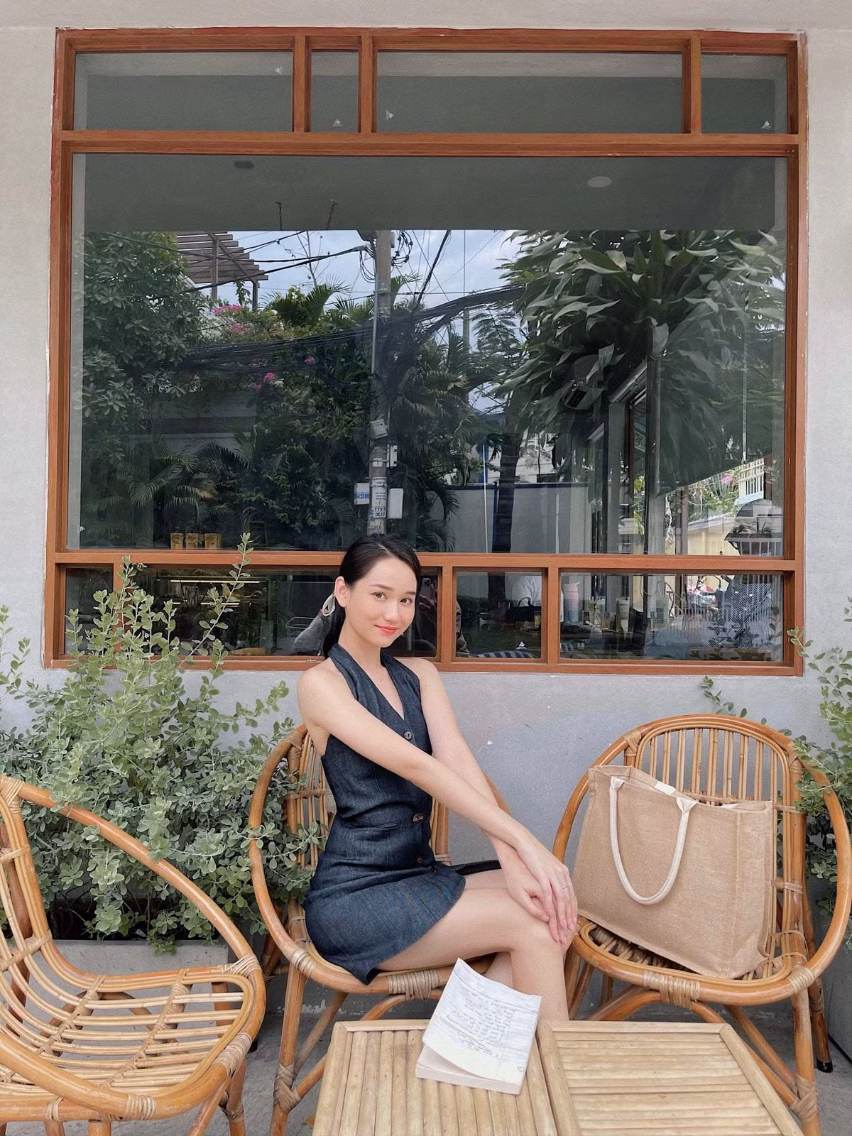 Trúc Anh "Mắt biếc" khoe vóc dáng eo thon.
