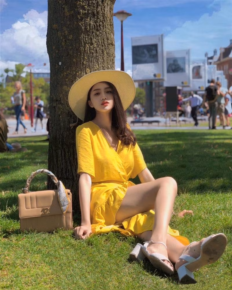 Dù chọn trang phục đơn giản nhưng phụ kiện túi xách trở thành điểm nhấn thu hút cho phong cách dạo phố của cô nàng.