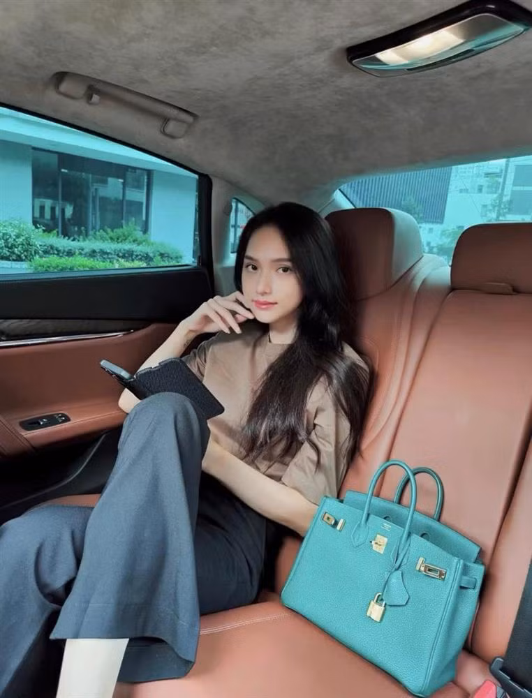 Từ ngày tái xuất, phong cách thời trang của Hương Giang có phần giản dị hơn trước, chuộng những thiết kế trơn màu.