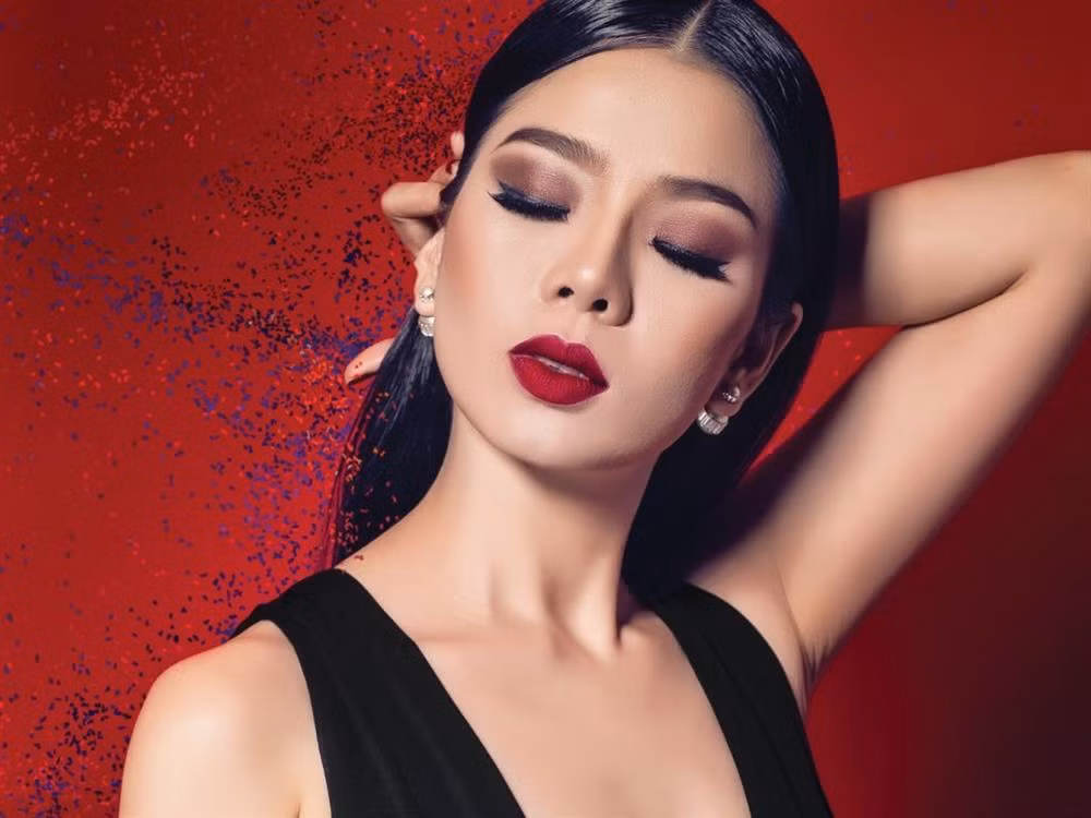 Kẻ mí mắt giúp đôi mắt sâu hơn nhưng bụi chì kẻ hoặc mực eyeliner có thể dễ dàng di chuyển, gây nhiễm trùng tuyến nước mắt khi được kẻ vào phía trong mí. Những người đeo kính sát tròng và bệnh nhân bị khô mắt, mắt nhạy cảm có nguy cơ cao hơn.