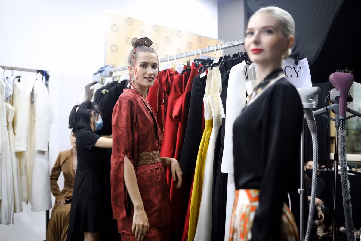 Người mẫu ngoại quốc được ưa chuộng và sử dụng nhiều tại Vietnam International Fashion Week 2021.