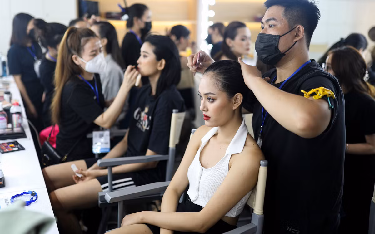 Tối 22/12, ngày trình diễn thứ hai thuộc khuôn khổ Vietnam International Fashion Week 2021 - Tuần lễ Thời trang Việt Nam 2021 diễn ra tại Capital Studio (quận 3, TPHCM). Tương tự ngày khai mạc, các người mẫu phải có mặt từ sớm để thực hiện thủ tục kiểm tra COVID-19, duyệt sân khấu và phúc khảo trang phục, trang điểm, làm tóc...