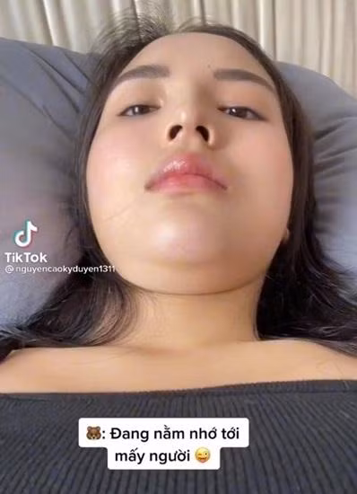 Mới đây, một trào lưu mới biến thể từ trend "vịt hóa thiên nga" bỗng nở rộ. Theo đó, người dùng sẵn sàng khoe những khuyết điểm của bản thân như mặt nọng, hai cằm khi đang nằm, sau đó nhanh chóng "lấy lại" nhan sắc khi ngồi dậy. Hoa hậu Kỳ Duyên cũng nhập team tự "dìm" bản thân khi nhanh chóng thực hiện video bắt trend trên TikTok. Đúng theo trend, khi nằm nhắn tin với "crush", Kỳ Duyên để lộ hết cằm nọng, mặt to bè với góc quay từ dưới lên...