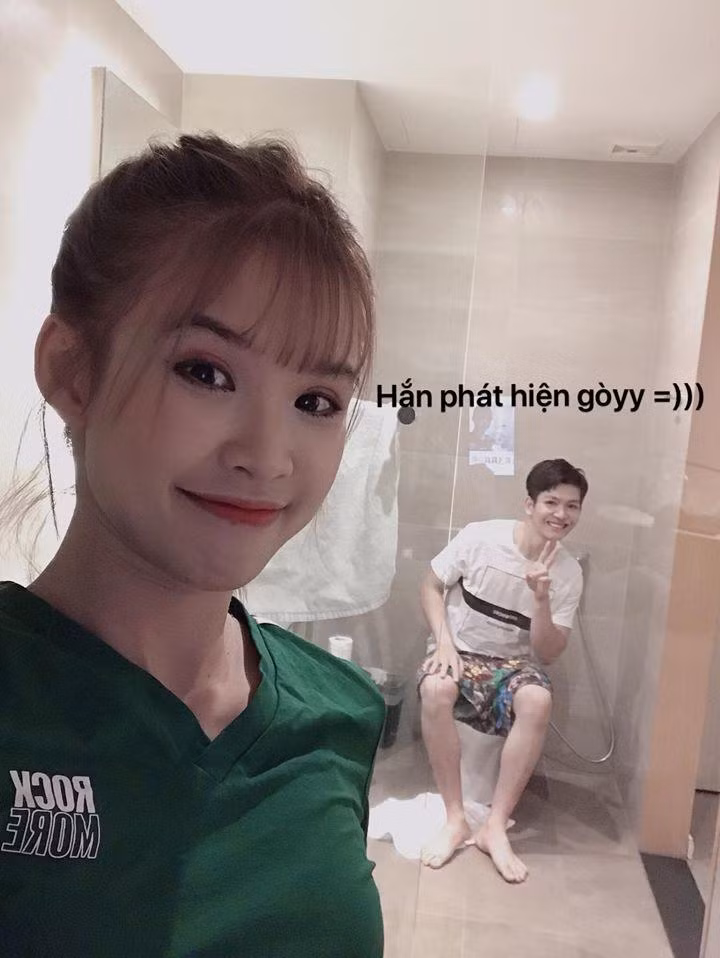 Đến khi phát hiện bị chụp lén "dìm hàng", chàng ca sĩ cũng tạo dáng xì tin nhập cuộc.