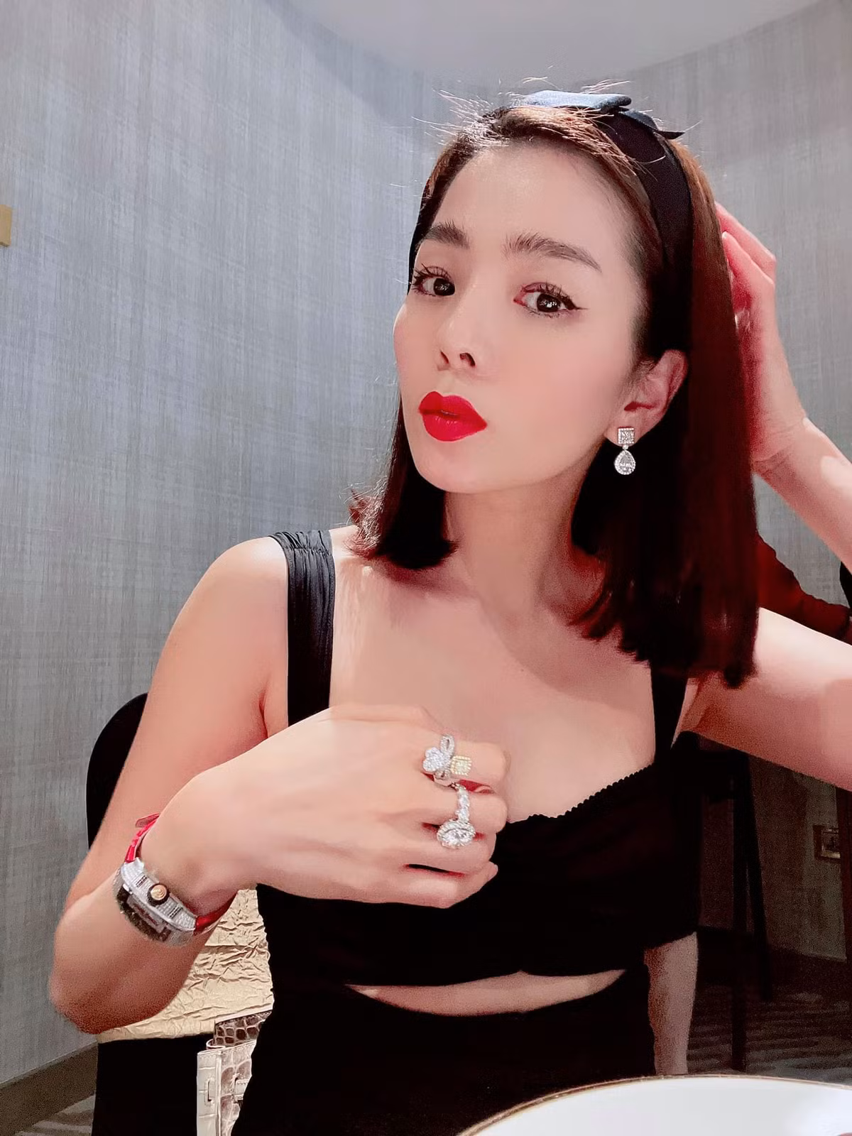 Ca sĩ Lệ Quyên đeo đầy kim cương trên người.