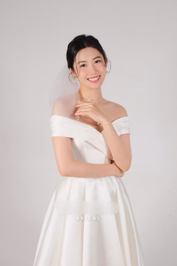 Trong "vai" cô dâu, Thúy Ngân khoe visual mê hồn, không còn một nàng "Hoa Săn Mồi" từng xé áo Karik nữa.