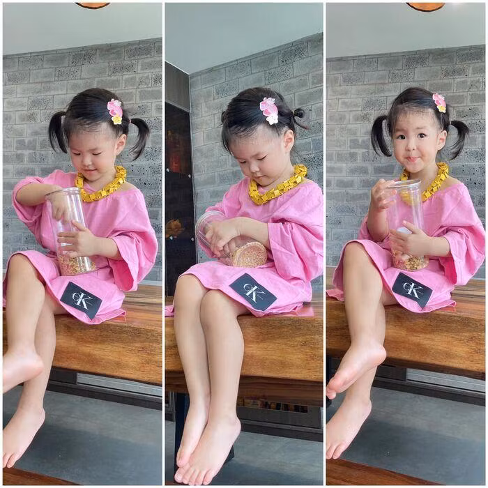 Theo đó, nữ diễn viên đính kèm chú thích: "Bộ sưu tập áo của mẹ thành váy của em đây ạ! Mấy tháng ở yên trong nhà không thể shopping. Vậy là chỉ cần một sợi dây cột eo là có ngay đầm xịn sò. Các Mẹ thử nhé, vừa vui lại vừa đáng yêu vô cùng! Ps: Hồi đó cứ thích có con gái để sửa soạn cho đã, giờ ẻm điệu muốn rối loạn tiền đình". Tuy mới 2 tuổi nhưng bé Bông đã biết phối đồ cho mình. "Chỉ vô tủ đồ của Mẹ, nhất định phải áo màu hồng. Mẹ lấy dây đeo màu cam và xanh lá, đòi cho được sợi dây màu vàng!", Lê Phương kể.