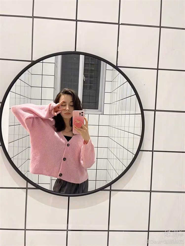 Vào những ngày chớm đông, Nhiệt Ba thích diện những chiếc áo cardigan dáng rộng phối cùng quần thể thao. Cô thường chọn áo với gam màu tươi trẻ trung hồng, tím, đỏ...