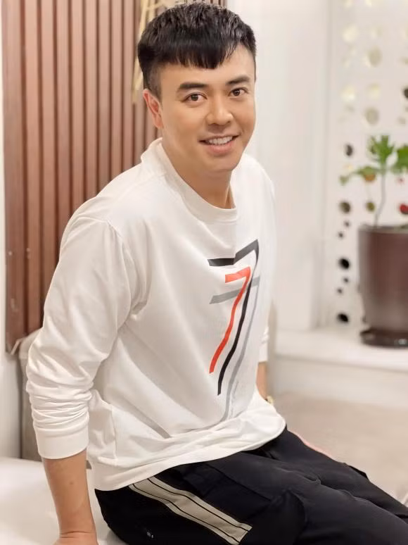 MC Tuấn Tú "thả thính": "Thôi... đã lỡ nhìn anh mất rồi thì cứ cười đi em".