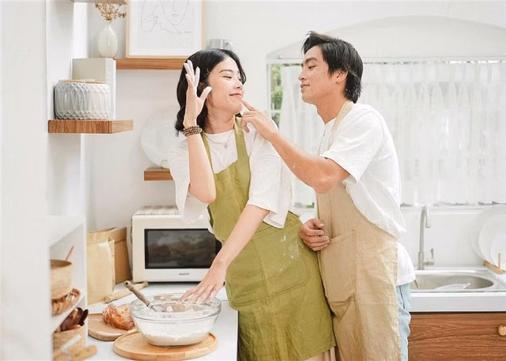 Tiếp theo là cặp đôi Nam Em - Lãnh Thanh. Bén duyên từ chương trình thực tế "Vô Lăng Tình Yêu", cặp đôi xác nhận có tình cảm vào cuối năm 2020. Tuy nhiên chỉ mới hơn 1 tháng công khai, tin đồn 2 người đường ai nấy đi vì người thứ ba lan truyền râm ran. Cho tới tháng 2/2021, Lãnh Thanh chính thức xác nhận mối quan hệ của anh và Hoa khôi Đồng bằng sông Cửu Long đã dừng lại ở mức bạn bè, đồng nghiệp. Về phía mình, Nam Em cũng tuyên bố chấm dứt liên lạc với Lãnh Thanh được nửa tháng sau thời gian tìm hiểu nhau.